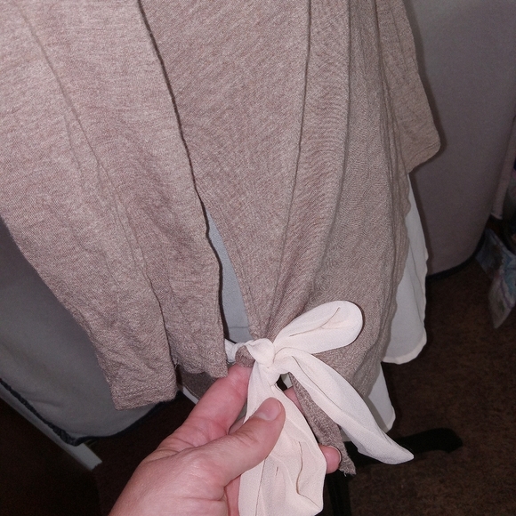 LC Lauren Conrad Cream and Tan Blouse - Picture 11 of 15